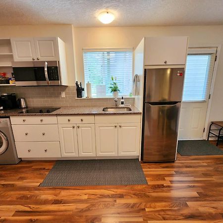 ויקטוריה Adorable 1- Bedroom Suite In Langford מראה חיצוני תמונה