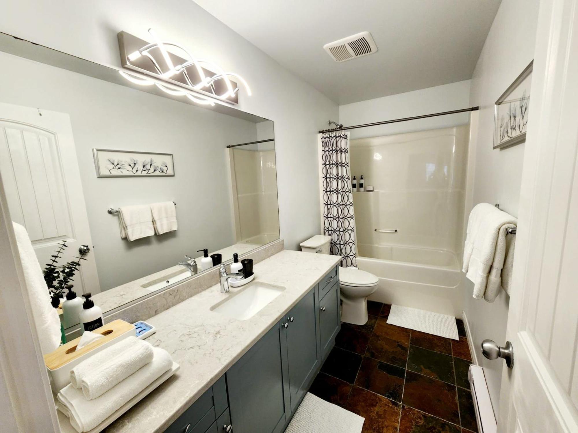 ויקטוריה Adorable 1- Bedroom Suite In Langford מראה חיצוני תמונה
