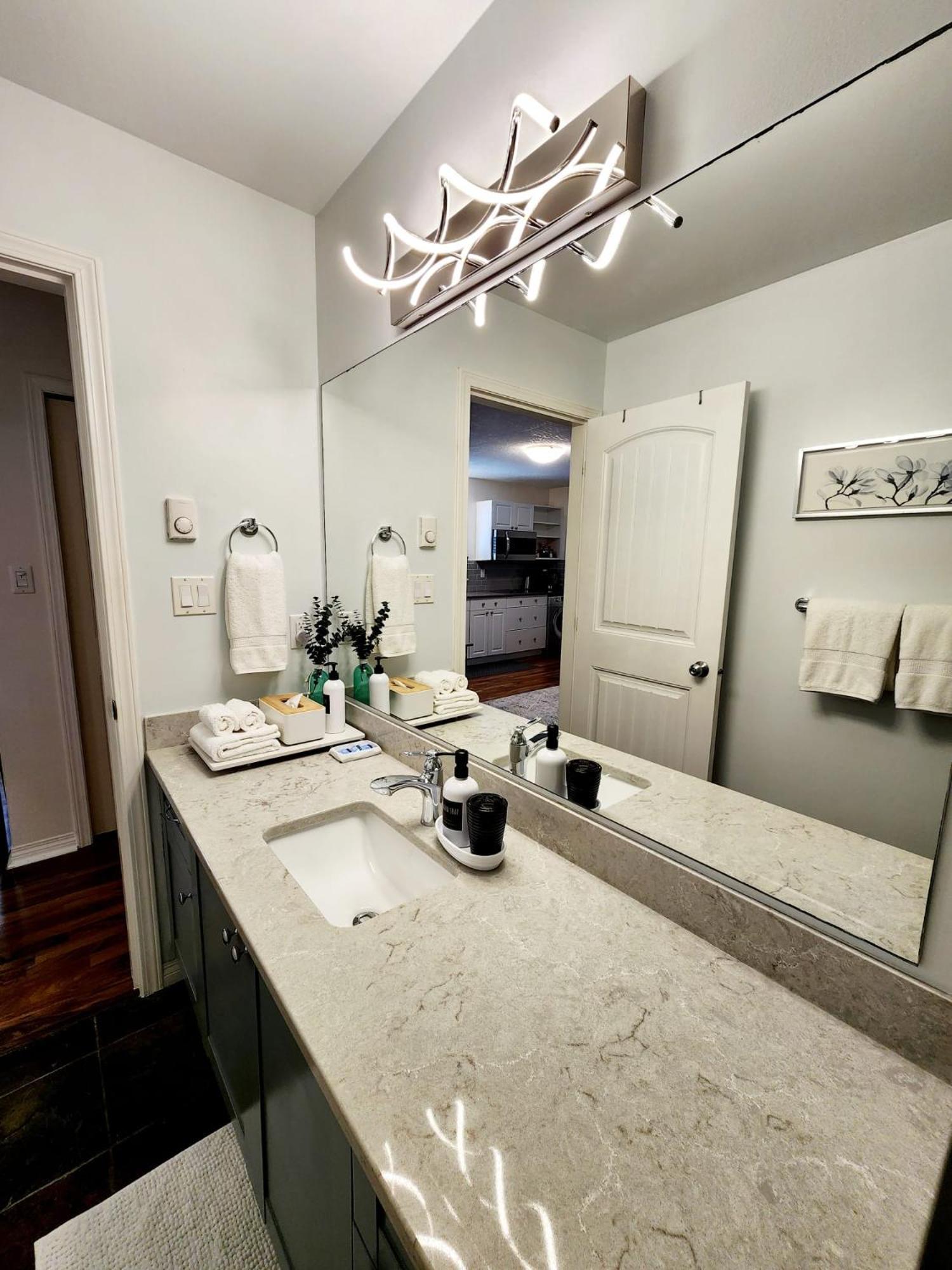 ויקטוריה Adorable 1- Bedroom Suite In Langford מראה חיצוני תמונה